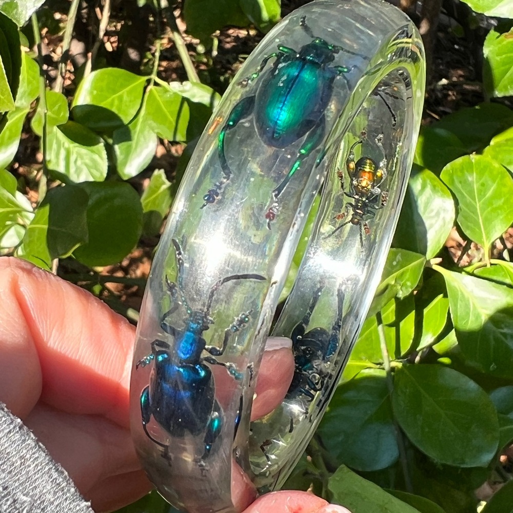 VINTAGE CLEAR LUCITE LARGE BANGLE BRACELET W/ VIVID COLORS BEETLES STATEMENT - Picture 9 of 16